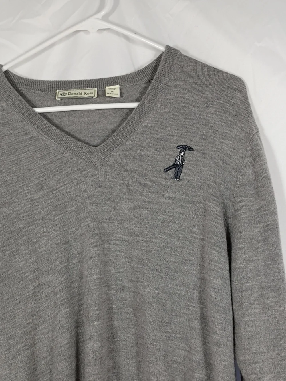 EUC Donald Ross Mens Medium Gray Golf V Neck Marino Wool Pullover Sweater Logo